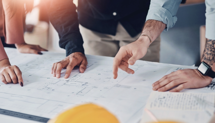 Profesionales de la construcción evalúan plan