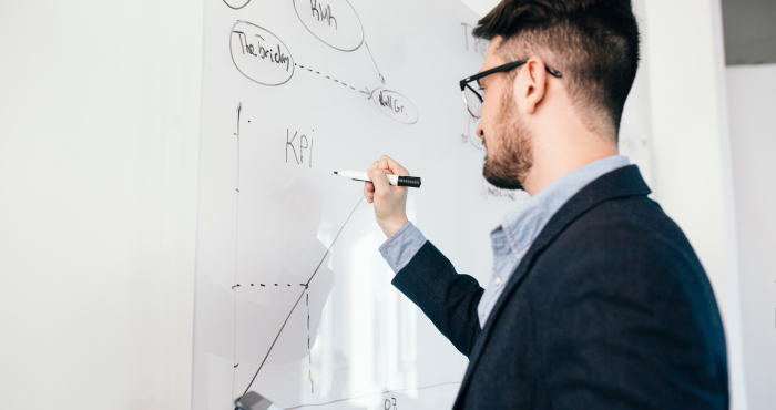 Investigador empresarial realiza innovación para dirección organizacional