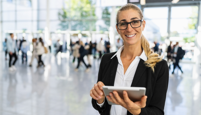Organizadora de eventos envía invitación a clientes