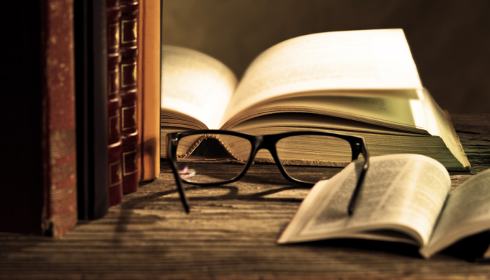 Libros de estoicismo en escritorio iluminado