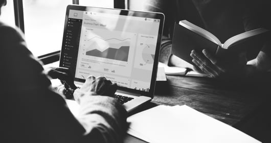 Investigador usando métodología para medir comportamiento empresarial