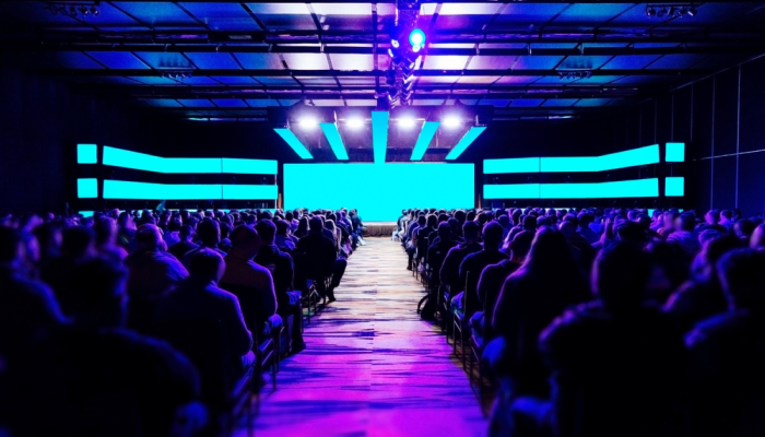 Evento luminoso desarrollándose conforme logística