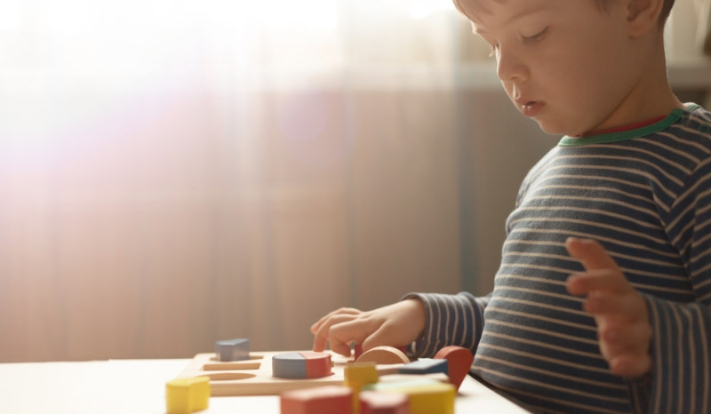 Niño aprendiendo con el método Montessori