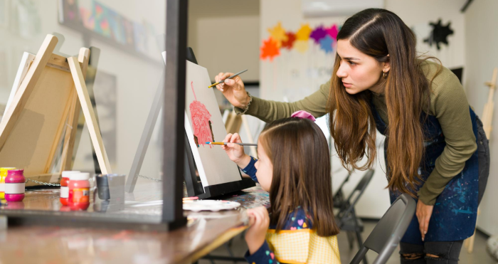 Maestra usa pedagogía tradicional para enseñar arte a niña