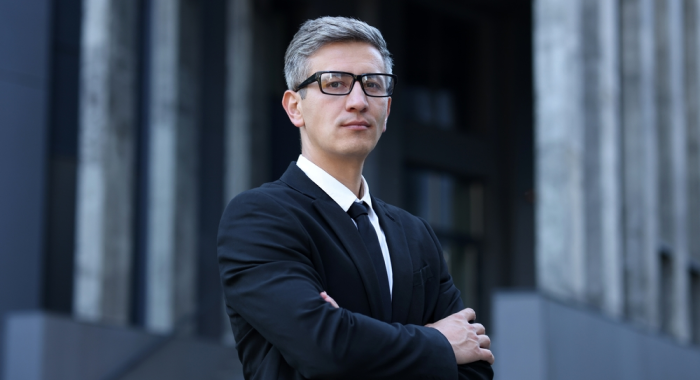 Analista político frente a edificio gubernamental