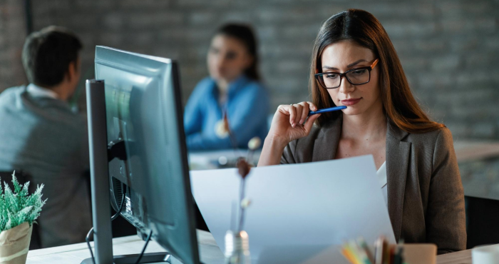 Experta en compliance trabajando en auditoría