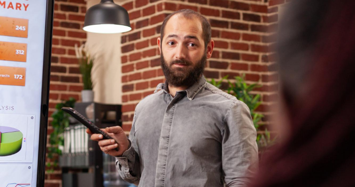 Líder directivo de marketing muestra proyecto a equipo