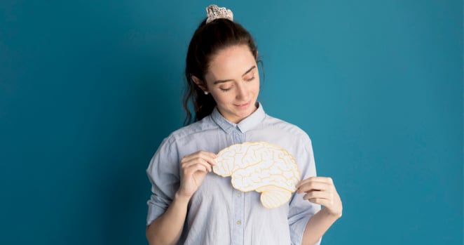 Maestra en neuropsicología sostiene ícono de cerebro