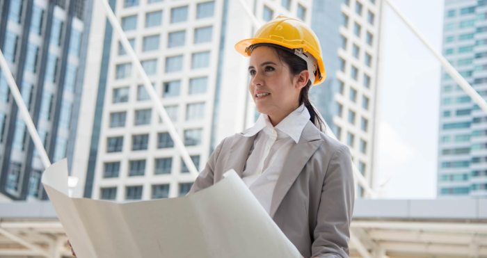 Ingeniera civil planifica y evalúa proyecto de construcción