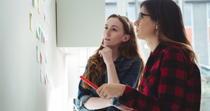 Pedagogas planeando estrategias neurocognitivas y de aprendizaje