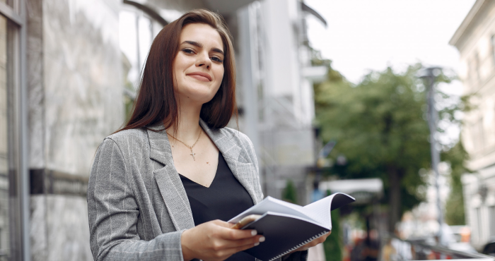 Abogada mexicana leyendo documentos jurídicos en su institución