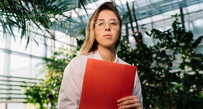 Mujer estudia maestría sobre educación y neuropsicología