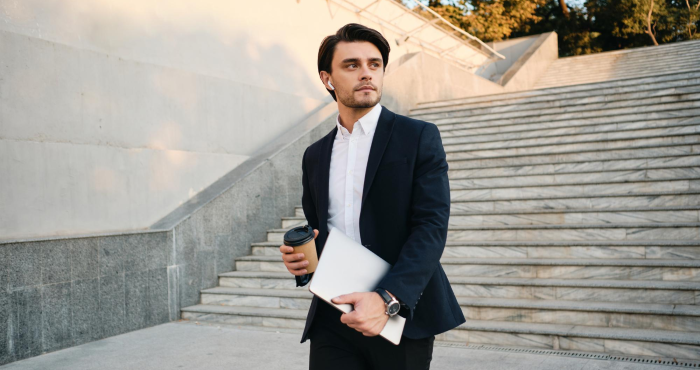 Abogado joven exitoso reflexiona en escaleras