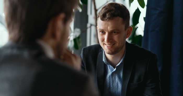 Joven política dialoga con compañero de partido