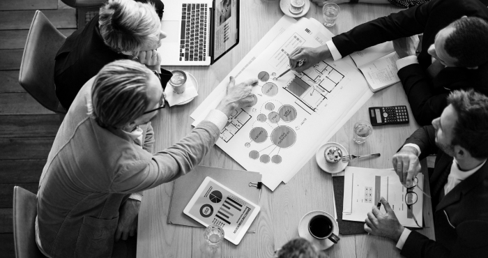 Emprendedores compartiendo aprendizaje de marketing digital