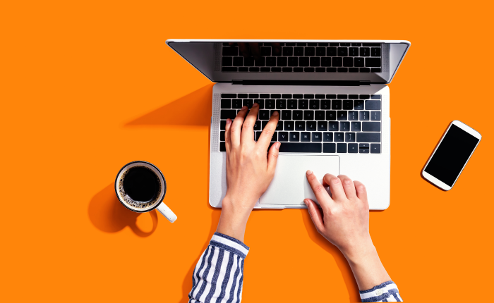 Mercadólogo trabaja en mercadotecnia desde su computadora