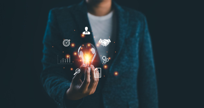 Emprendedor sosteniendo bombilla con íconos de marketing