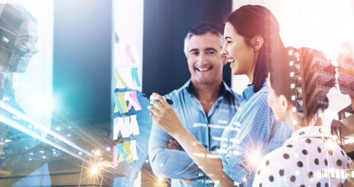 Gerentes practicando marketing relacional con clientes B2b