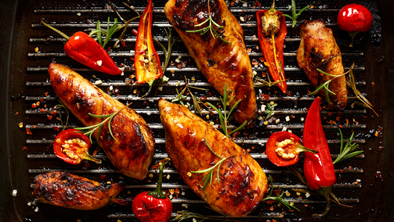 Carne con chiles preparada sobre parrilla