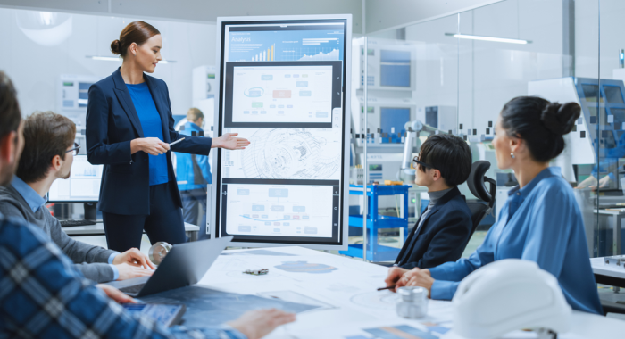 Mujer de negocios muestra enfoque de investigación administrativa