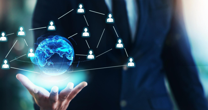 Empresario sostiene globo digital con red de contactos
