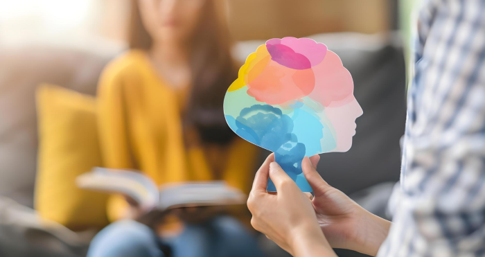 Neuropsicóloga trata a paciente en oficina