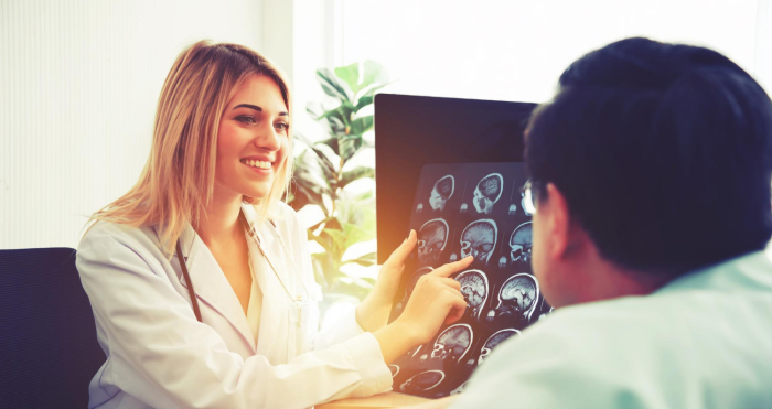 Profesional en neuropsicología muestra resultados de radiografía cerebral 