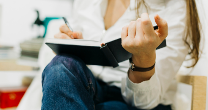 Neuropsicóloga en dificultades de aprendizaje realiza evaluación