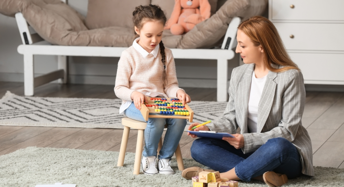 Neuropsicóloga ayuda y evalúa a niña pequeña