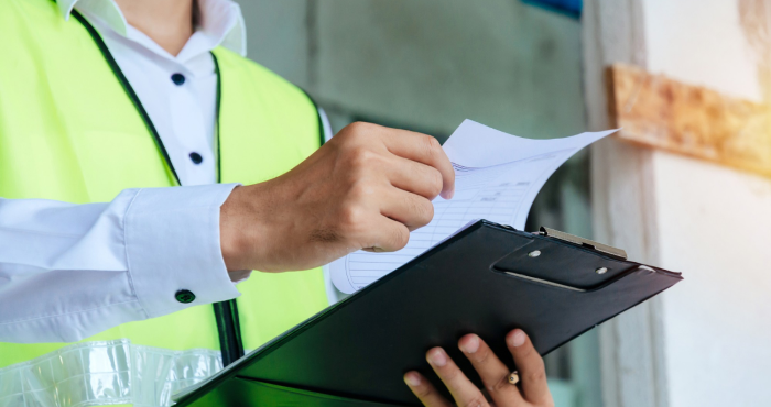 Constructor mexicano revisando términos de licencia