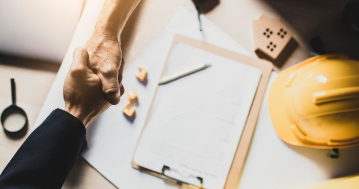 Administrador de construcción saluda a auditor