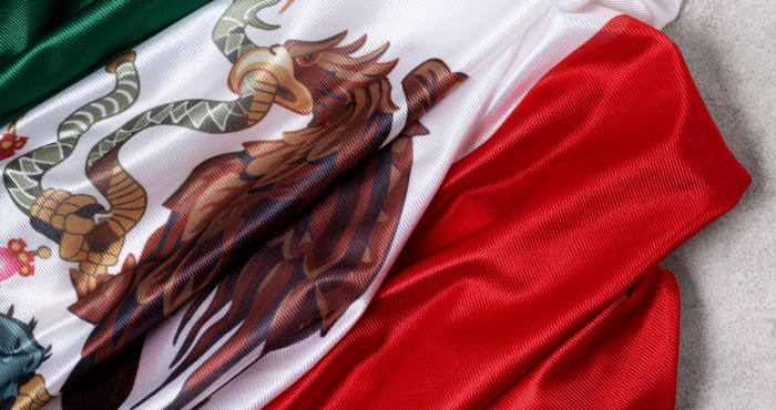 Bandera mexicana con pliegues muestra águila del escudo