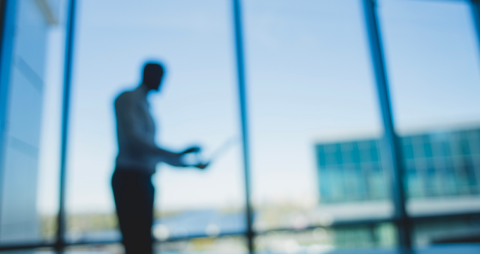 Empresario frente a fondo borroso