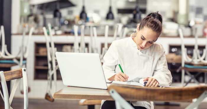 Chef lleva registro financiero de restaurante