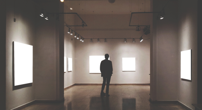 Organizador de exposición de arte prepara curaduría