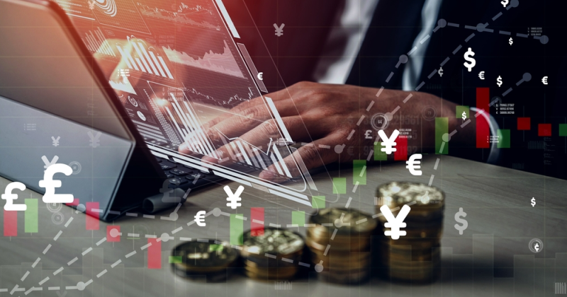 Analista financiero evalúa paridad cambiaria en bolsas internacionales