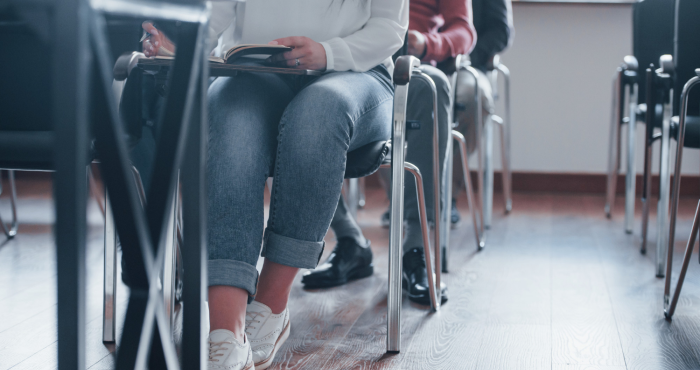 Estudiantes de pedagogía en aula de clases