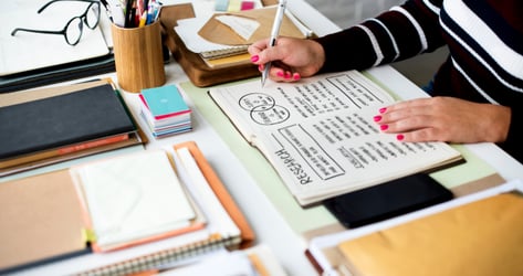 Diseñador currricular trabaja en proyecto educativo