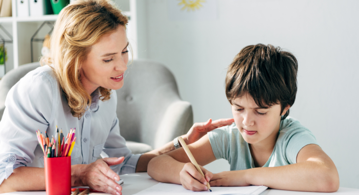 Pedagoga trabaja con niño en hospital