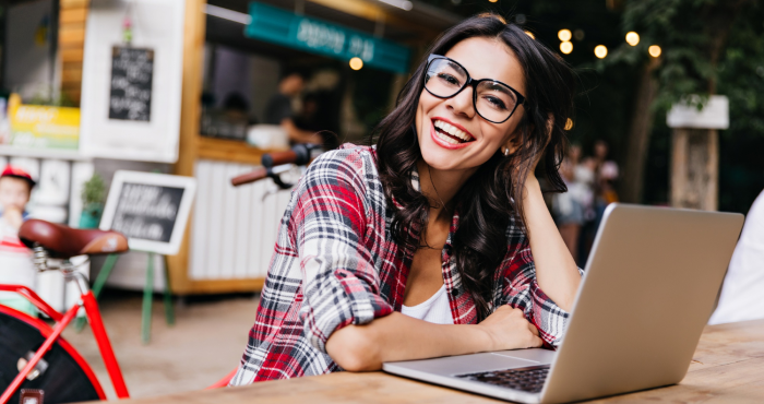 Estudiante de Pedagogía en Línea aprende en parque