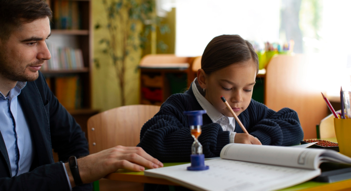 Pedagogo infantil trabaja con niña de primaria