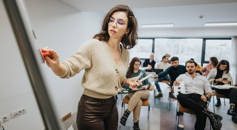 Pedagoga enseña propuesta de diseño instruccional a colegas