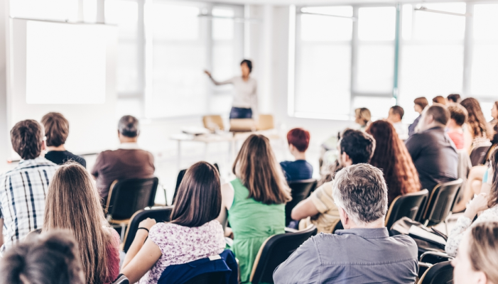 Pedagoga realiza tarea de formación en empresa