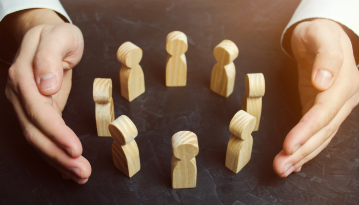 Director empresarial reúne a figurillas de madera