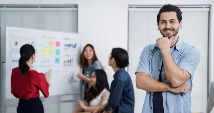 Estudiante de mercadotecnia compartiendo ideas creativas con equipo
