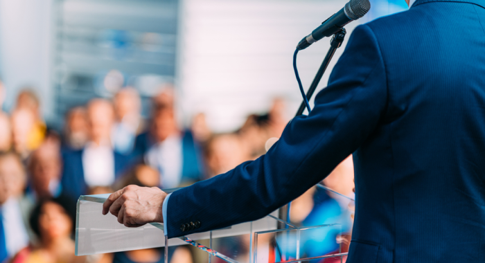 Servidor público da un discurso en foro político