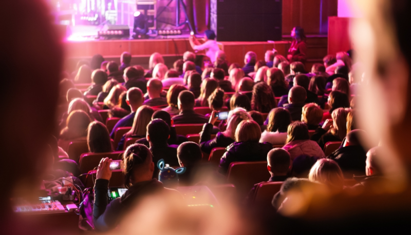 Evento multitudinario con público sentado admirando música