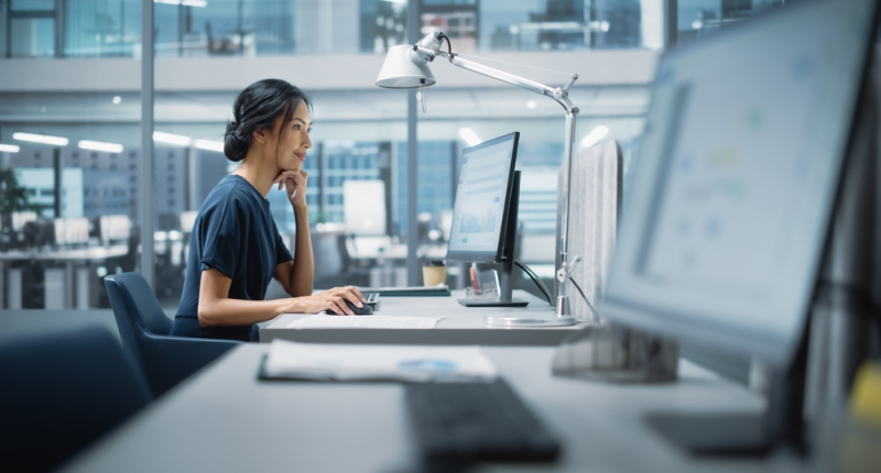 Profesional de fintech realiza operación exitosa