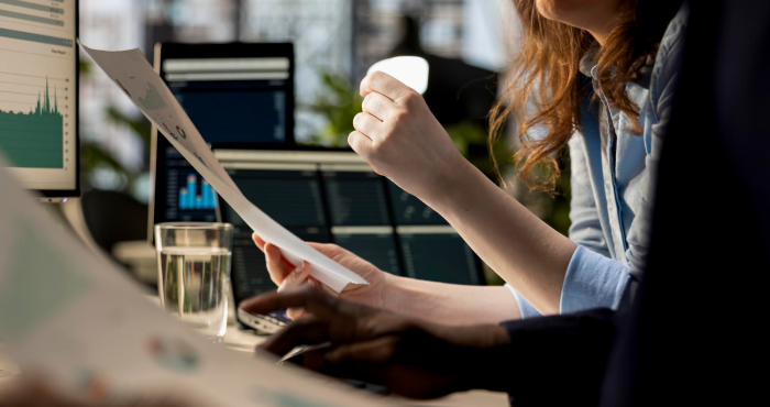 Compañeros de trabajo revisan lineamientos de investigación empresarial