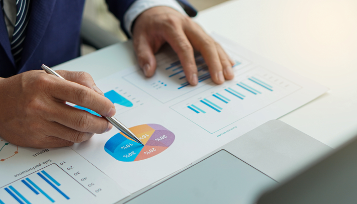 Controller financiero revisa porcentajes en gráfica